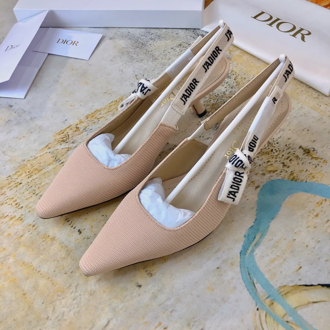 👟👟Ex-factory price 480👟👟 Brand: Dior #30 Montaigne#Houndstooth Commemorative Edition Limited Sale! Mr. Dior's first store in Paris, No. 30 Avenue Montaigne, in order to commemorate this legendary mansion, created the 30 montaigne series💓Using original custom-made webbing, the quality is one-to-one that beats the ordinary webbing on the market, confessing to being ordinary! J'ADIOR 19Ss spring and summer series mesh bow sandals. The original version was purchased and developed for HK$19,600. The latest catwalk model on the official website has been worn by many celebrities and Internet celebrities. This summer, I finally have a pair of shoes that can be used on important occasions. The fresh style has a bit of nobility and presents you with the perfect original quality. Regardless of the materials of various accessories, they are all customized one-to-one and strive to be zero distance from the genuine ones. ▪ Upper: houndstooth ▪ Inner foot pads: original imported sheepskin ▪ Sole: original genuine leather outsole imported from Italy with five-pointed stars. After multiple processes Made with unparalleled exquisite craftsmanship. (Original packaging from top counters) ▪Number of yards: 34-41 (34.41 custom-made, non-returnable) ▪Heel height: [Flat bottom. Medium heel 6.5cm. High heel 9.5cm]